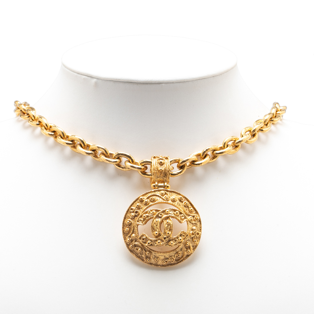 Pre-Loved Chanel Gold Plated CC Round Pendant Necklace - Picture 4 of 5